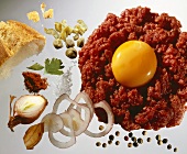 Zutaten für Beef Tatar (Rindfleisch, Eigelb, Zwiebeln)