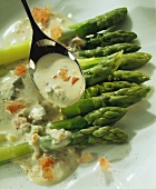 Green asparagus with gorgonzola sauce