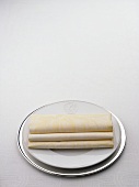 Eine 'Treppen-Serviette' auf einem weißen Teller