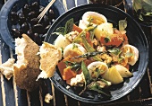 Mediterraner Gemüsesalat mit Eiern & Thunfisch auf Teller