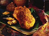 Bali-Ente (Bebek betutu) auf Bananenblatt