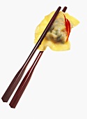 Stäbchen halten chinesisches Teigtäschchen (Jiaozi)