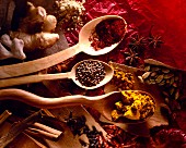 Safran,Korianderkörner,Curry auf Holzlöffeln & andere Gewürze