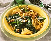 Spaghetti with spinach and walnuts
