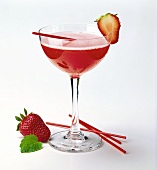 Strawberry Margarita im Cocktailglas mit Erdbeere & Strohhalm