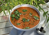 Gazpacho - Kalte Tomatensuppe in einer Schüssel