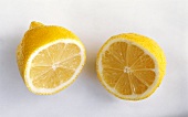 Eine halbierte Zitrone