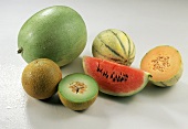 Verschiedene Melonensorten, ganz & angeschnitten