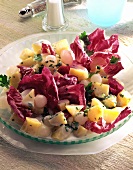 Kartoffel-Radicchio-Salat mit Silberzwiebeln & Petersilie