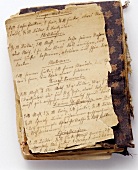 Altes handgeschriebenes Kochbuch, eine Seite obenauf