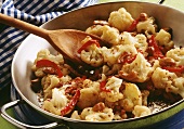 Pan-cooked cauliflower dish with peppers & cashew kernels