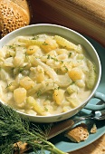 Gurken-Kartoffel-Eintopf mit Dill in einer Suppentasse
