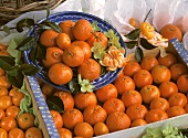 Clementinen auf Teller & in Steige
