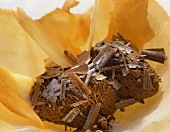 Mousse au Chocolat mit Schokospänen auf Hippenblättchen