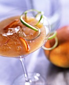 Alkoholfreier Erdbeer-Mango-Cooler im Cocktailglas
