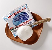 Ein Mozzarella di bufala Campana & die Verpackungstüte
