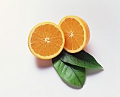 Halbierte Orange und zwei Blätter