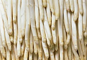 Lots of stalks of white asparagus (covering surface)