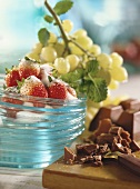 Gezuckerte Erdbeeren im Schälchen; Trauben; Schokolade
