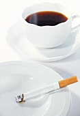 Tasse schwarzer Kaffee und eine Zigarette