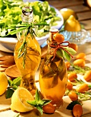 Apfel-Estragon-Essig und Minzessig in dekorativen Flaschen