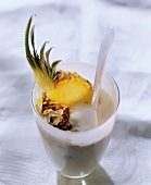 Joghurt mit Ananas und Haferflocken im Becher