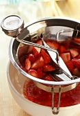 Erdbeeren mit der Flotten Lotte pürieren