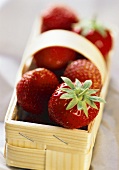 Erdbeeren im kleinen Spankorb