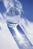 Ein Glas Mineralwasser (mit Schatten)