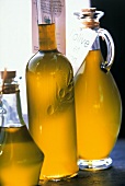 Drei verschiedene Flaschen Olivenöl aus der Provence