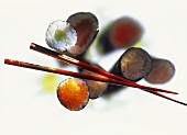 Sushi-Variationen und rote Ess-Stäbchen