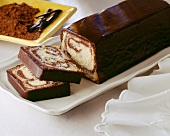 Marmorkuchen mit Schokoladenglasur, angeschnitten