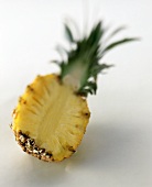 Eine Ananashälfte (Längsschnitt)