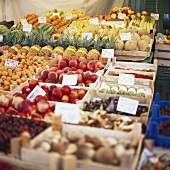 Verschiedene Obstsorten in Steigen auf dem Markt
