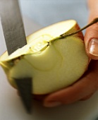 Kerngehäuse aus Apfel entfernen