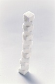 Zuckerwürfel zu einem Turm aufeinander gestapelt