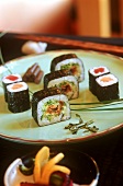 Mehrere Maki-Sushi: Tekka Maki, Sake Maki, Sake Kawa Maki