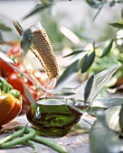 Stillleben mit Olivenöl in Karaffe und Olivenzweigen