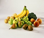 Einige Früchte und Gemüse auf weißem Untergrund