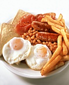 Englisches Frühstück mit Eiern, Würsten, Pommes, Bohnen etc.