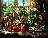 Gemüse, Salate und Gartenwerkzeug auf Tisch vor altem Fenster