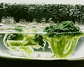 Broccoliröschen im kochenden Wasser in einem Glastopf