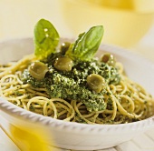 Spaghetti al pesto di spinaci (Spaghetti with spinach pesto)