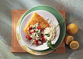 Paniertes Dorschfilet mit Zwiebel-Paprika-Gemüse und Reis