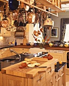 Blick in Küche mit dekorativem Kochgeschirr über Küchenblock