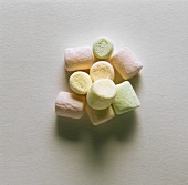 Ein Haufen verschiedenfarbiger Marshmallows