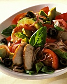 Hähnchen-Avocado-Salat mit Oliven & Zwiebeln