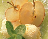Apfelchips mit Vanilleeis