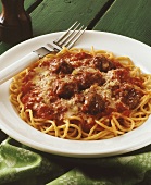 Spaghetti mit Tomatensauce und Hackbällchen