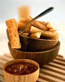 Thick potato crisps with ginger and rum sauce